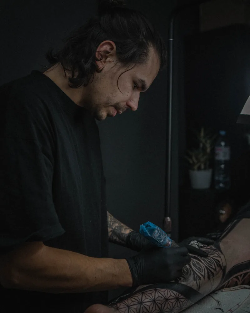 Tattoo Artist bei der Arbeit im Utopia Studio
