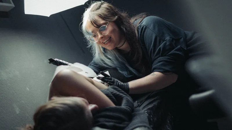 Tattoo Artist bei der Arbeit im Utopia Studio