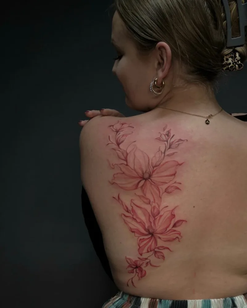 Florales Tattoo in roten Linien auf dem Rücken