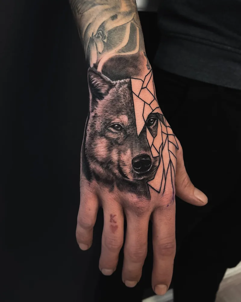 Realistisches Wolf-Tattoo mit geometrischen Linien auf der Hand